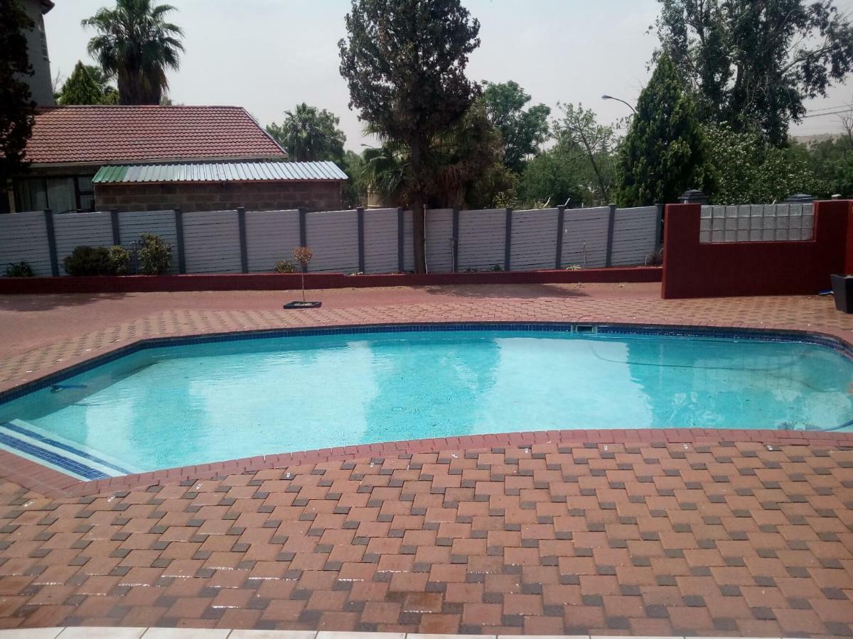 On Hill Lodge Bloemfontein Buitenkant foto