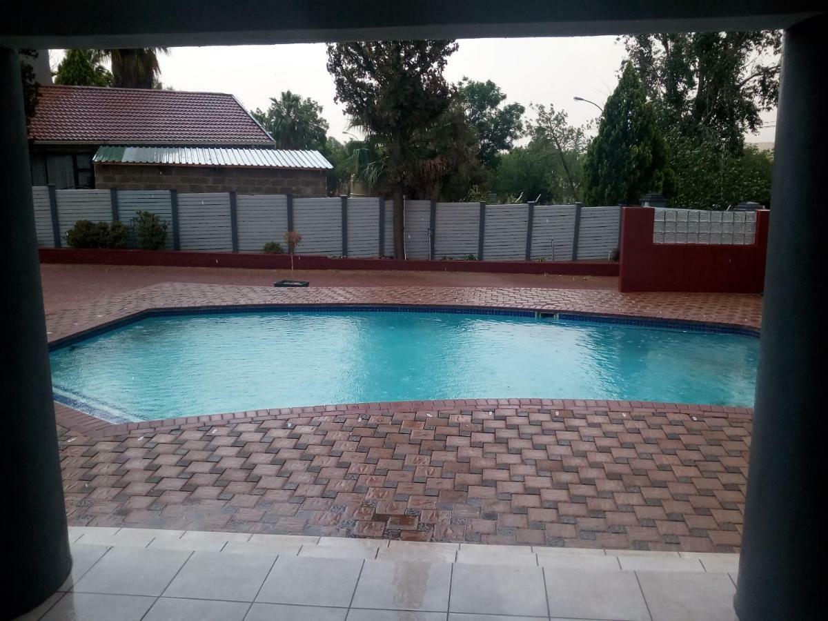 On Hill Lodge Bloemfontein Buitenkant foto
