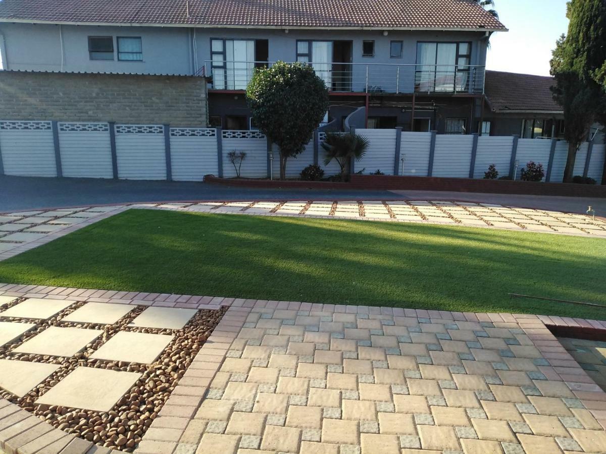 On Hill Lodge Bloemfontein Buitenkant foto